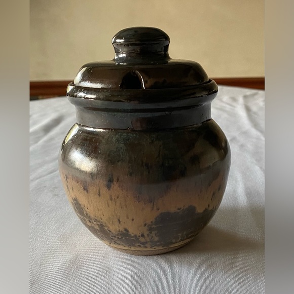 Artisan Ceramic Honey Pot Signed & Dated J. Nichols - Picture 3 of 7